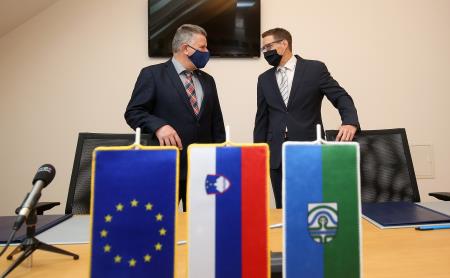 PODPIS POGODBE 03 FOTO LJUBO VUKELIČ